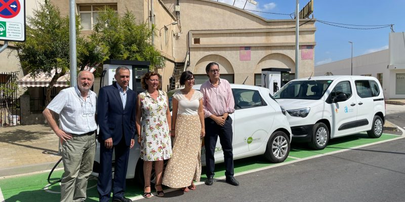 ha puesto en marcha infraestructuras de carga en dos puntos de la localidad, en la Avenida Príncipe de España y en la Plaza José Canales, compuestas por dos cargadores de 50 kW y uno de uso doble de 44 kW respectivamente, que van a permitir la carga simultánea de hasta cuatro automóviles durante las 24 horas del día