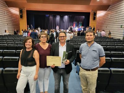 Dolores recibe en Madrid la "Escoba de Pata" por su "Puerta a Puerta"