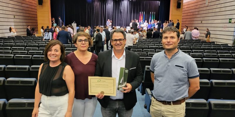 Dolores recibe en Madrid la "Escoba de Pata" por su "Puerta a Puerta"