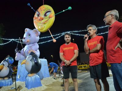 Cientos de persoas participan en Rojales en la quema de la hoguera