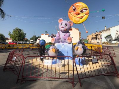 Rojales recibe el verano con demonios y fuego en la quema de la hoguera