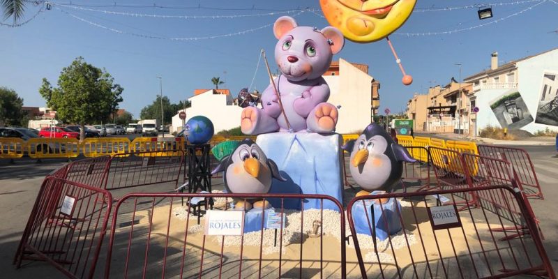 Rojales recibe el verano con demonios y fuego en la quema de la hoguera