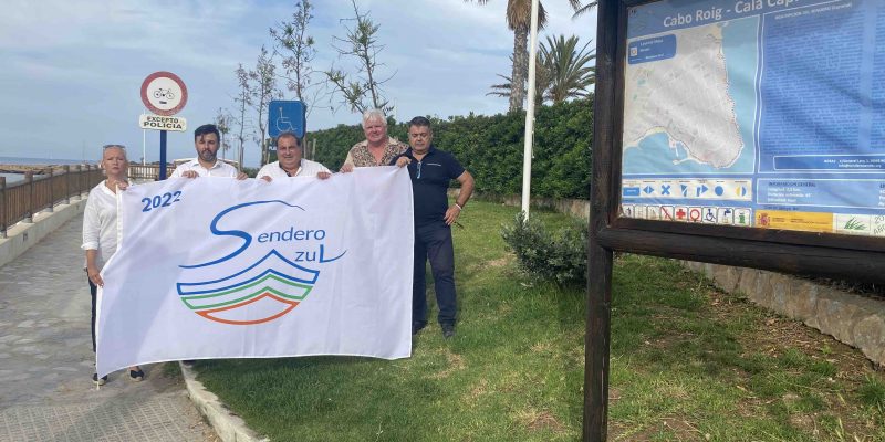 Izan la bandera de Sendero Azul 'Sendero de Cabo Roig' en Orihuela Costa