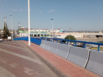 Finaliza en Torrevieja el pintado de barandillas en Avenida Rosa Mazón