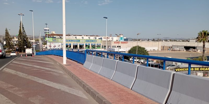 Finaliza en Torrevieja el pintado de barandillas en Avenida Rosa Mazón