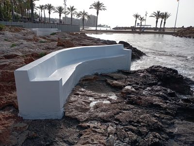 Torrevieja finaliza los trabajos de pintado y conservación de los bancos de 'Las Rocas'