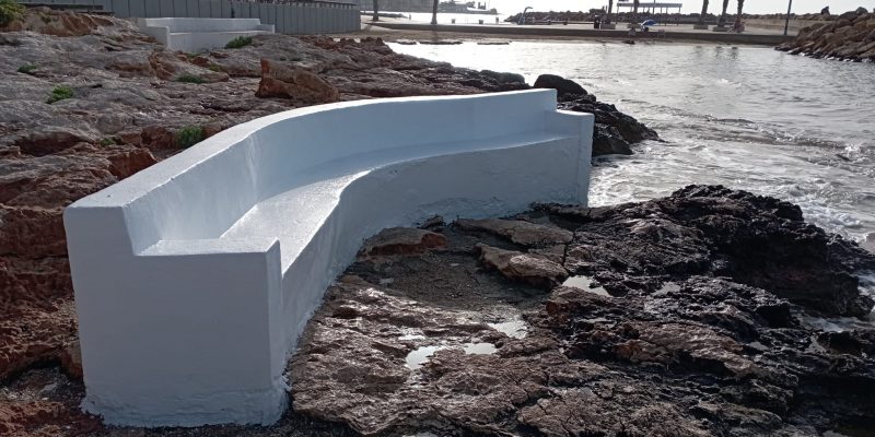 Torrevieja finaliza los trabajos de pintado y conservación de los bancos de 'Las Rocas'