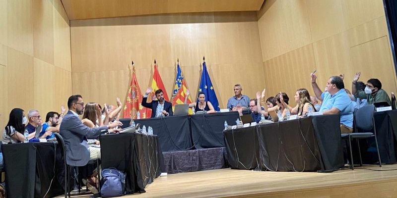 Orihuela aprueba distinguir y condecorar a policías locales y personas
