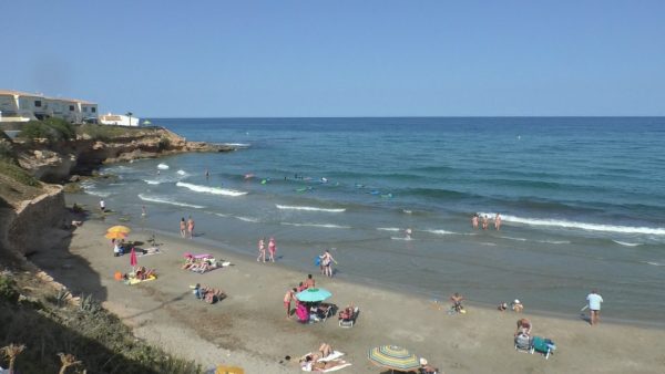 Orihuela abre sus tres playas cerradas al baño tras los nuevos análisis