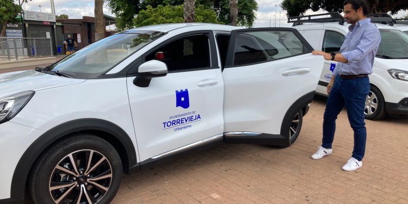 El Ayuntamiento de Torrevieja presenta veinte vehículos nuevos