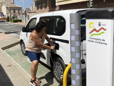Albatera cuenta ya con cuatro puntos de recarga de vehículos eléctricos