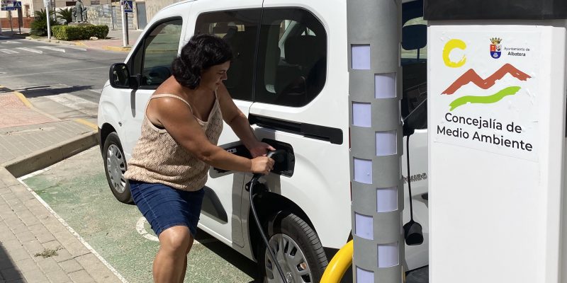 Albatera cuenta ya con cuatro puntos de recarga de vehículos eléctricos