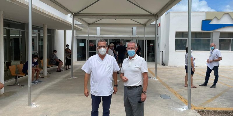 El PP denuncia las largas colas bajo el sol en el Centro de Salud de Orihuela Costa