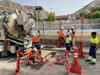 Orihuela intensifica los trabajos de limpieza en las redes de alcantarillado
