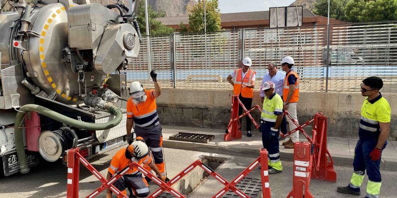 Orihuela intensifica los trabajos de limpieza en las redes de alcantarillado
