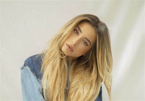 Lola Índigo cierra el 'Brilla Torrevieja' presentando su nuevo single