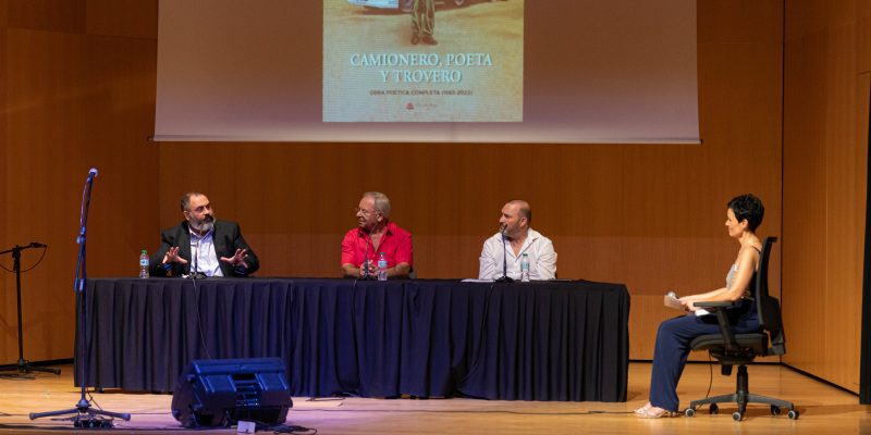 El poeta oriolano Manuel Sabater publica su obra completa sin escribir ni una palabra