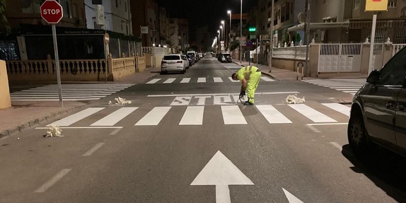 Torrevieja mejora el ritmo de repintado de marcas viales horizontales