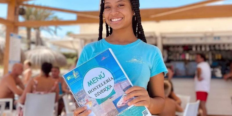 ADIS adapta a braille la carta de menús de Chiringuitos del Sol en Orihuela Costa