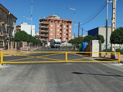 Callosa instala vallas extensibles para mejorar la seguridad en colegios y mercado