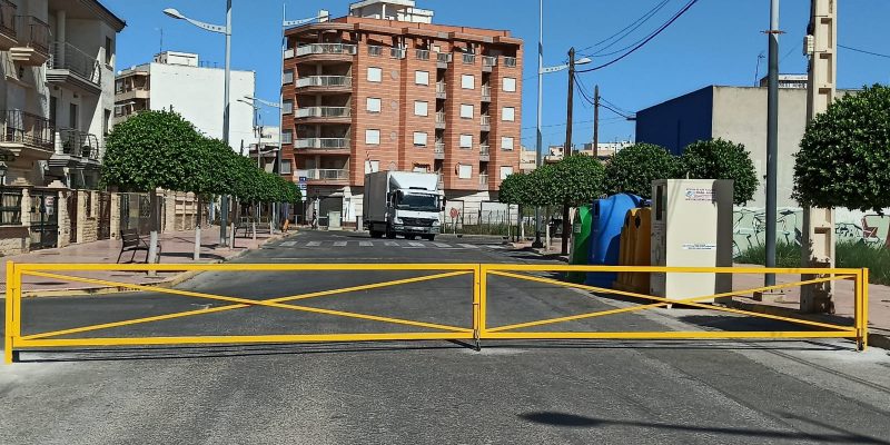 Callosa instala vallas extensibles para mejorar la seguridad en colegios y mercado