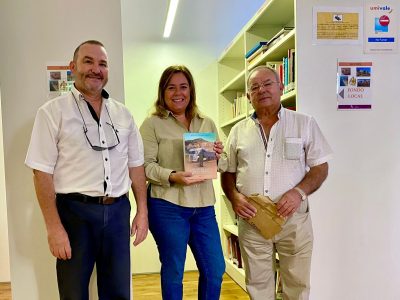 El poeta oriolano Manuel Sabater dona su obra poética a Orihuela