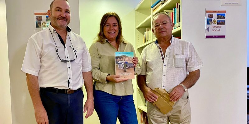 El poeta oriolano Manuel Sabater dona su obra poética a Orihuela