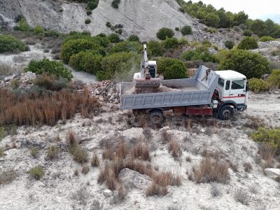 Benejúzar retira escombros de la zona de margas en el monte