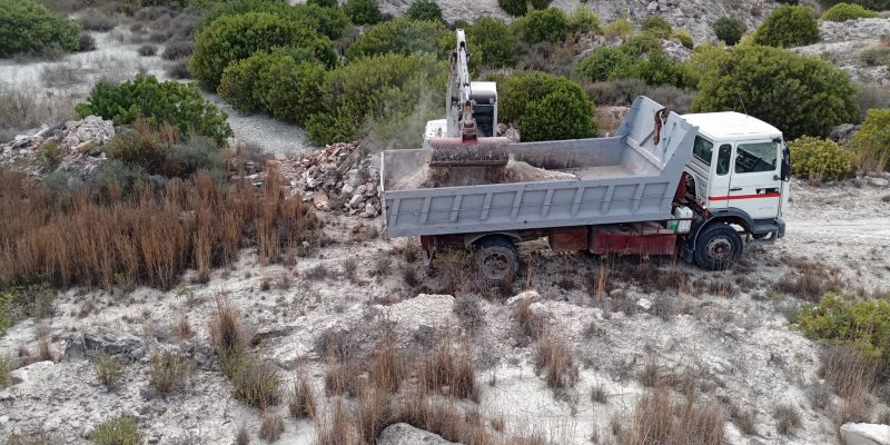 Benejúzar retira escombros de la zona de margas en el monte