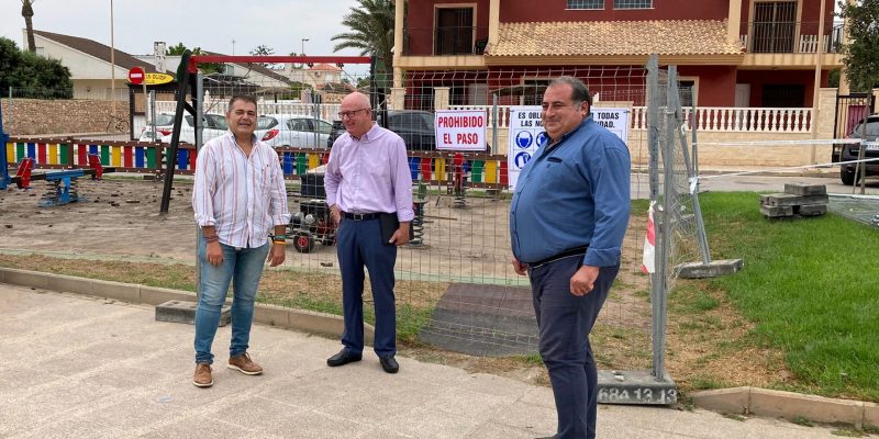 Orihuela renueva tres zonas de juegos infantiles en su zona de costa