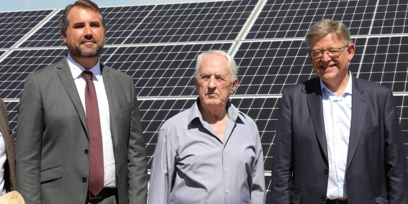 Catral pone en marcha su planta fotovoltaica con la presencia de Ximo Puig