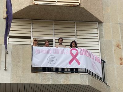 El Ayuntamiento de Torrevieja se pronuncia contra el cáncer de mama