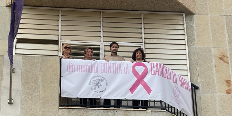 El Ayuntamiento de Torrevieja se pronuncia contra el cáncer de mama