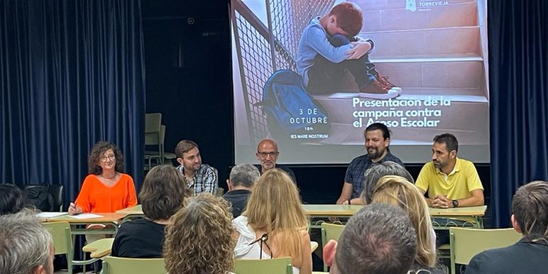Torrevieja pone en marcha una campaña contra el acoso y el absentismo escolar