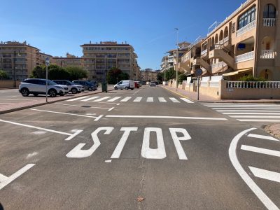 Torrevieja finaliza el repintado de las marcas viales en La Mata