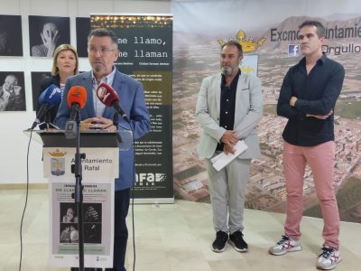 Rafal inaugura una exposición fotográfica sobre el Alzheimer
