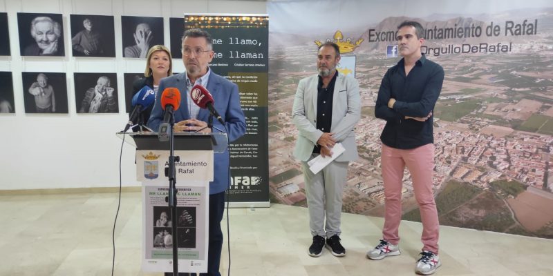 Rafal inaugura una exposición fotográfica sobre el Alzheimer