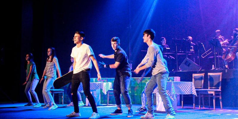 El Teatro Municipal de Torrevieja acoge el musical 'Skate Hero'