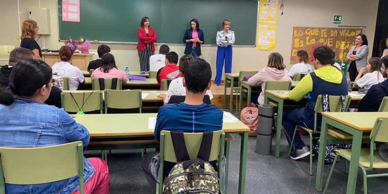 La alcaldesa de Orihuela visita un aula formativa de ADIS