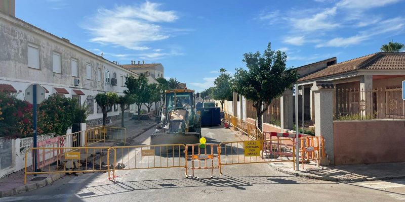 Orihuela renueva la red de agua potable en calles de La Regia