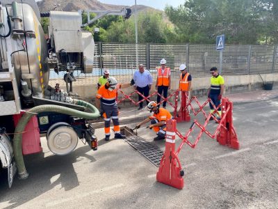 Orihuela limpia sus redes de saneamiento ante posibles lluvias
