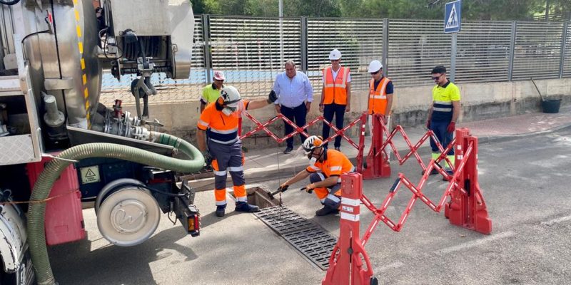 Orihuela limpia sus redes de saneamiento ante posibles lluvias