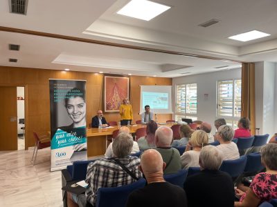 Residentes internacionales de Orihuela participan en una charla sobre el voto