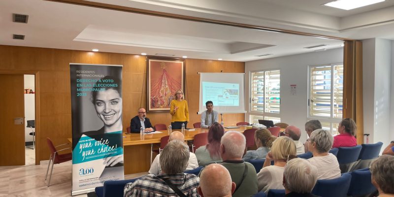 Residentes internacionales de Orihuela participan en una charla sobre el voto