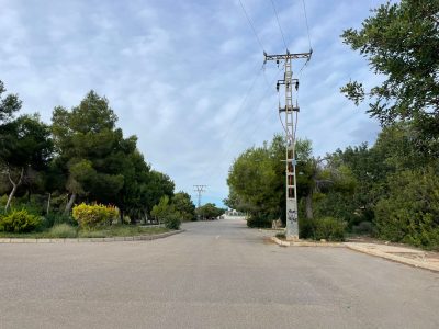 Comienzan a soterrar la línea eléctrica que cruza Campoamor en Orihuela Costa