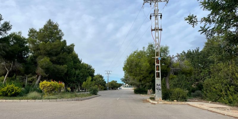 Comienzan a soterrar la línea eléctrica que cruza Campoamor en Orihuela Costa