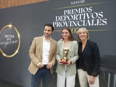 La regatista del RCNT Adriana Castro gana el premio a Mejor Deportista Promesa de Alicante