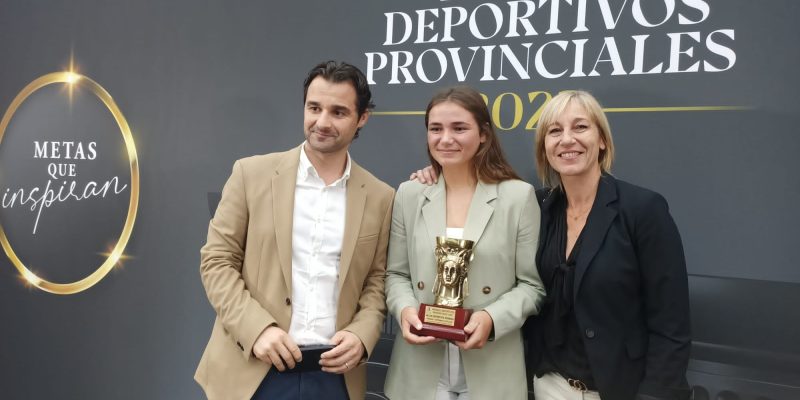 La regatista del RCNT Adriana Castro gana el premio a Mejor Deportista Promesa de Alicante