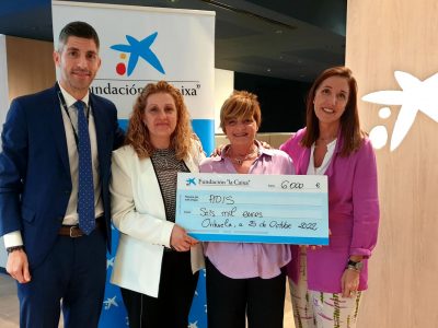ADIS recibe un donativo de seismil euros procedentes de La Caixa