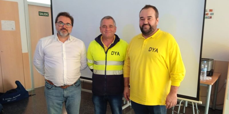 Rojales instala dos desfibriladores en un colegio y forma a 34 profesores y conserjes